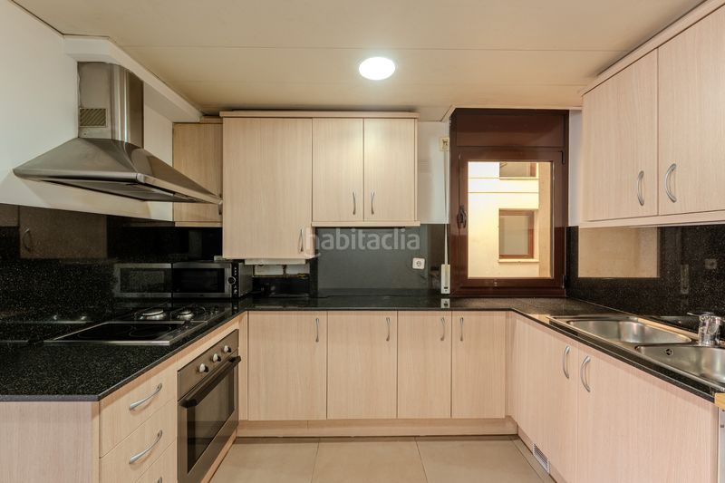 Foto f0ce02b6-e855-4597-beda-b555e6e7e003. Dúplex amb calefacció a Eixample Sud-Migdia Girona