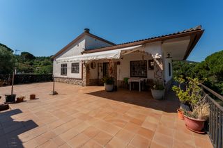 Xalet a Montbarbat. Casa independiente con una espectacular parcela de 884 m² en mon