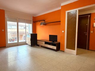 Etagenwohnung in Centre. Amplio piso de 3 habitaciones con balcón y ascensor en salt