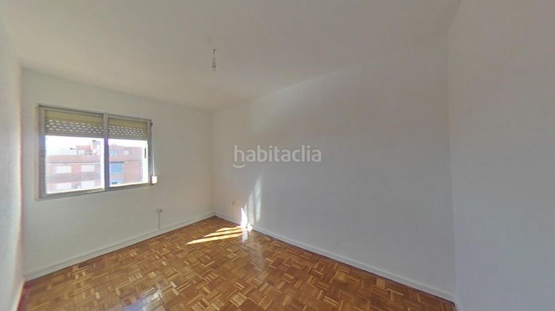 Foto f8b828e9-ee28-44b0-826b-db9c8f11dd3c. Pis a calle de lópez grass 29 a Numancia Madrid
