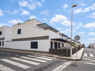 Appartamento in Calle fragata 29. Piso de tres dormitorios con terraza en playa honda.
