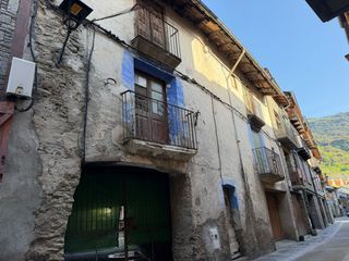 Semi detached house in Rialp. Finca de pedra de 406 m² amb jardí privat i doble accés al centr