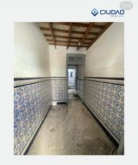 Haus in Arahal. Vivienda para reformar en la calle miraflores