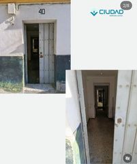 Casa in Arahal. Vivienda para reformar en la calle cruz de la cava 40