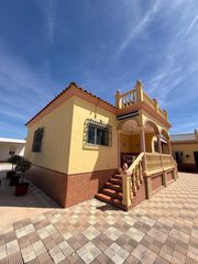 Xalet a Paradas. Dos viviendas en el campo de urbanización el calvario