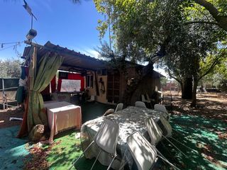 Fondo rustico in Arahal. Parcela en venta con 3 casas de madera !