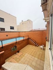 Casa adossada en Calle olmos 7. Estupenda vivienda con piscina privada