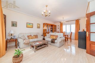 Maison jumelée à Las Aves. Chalet adosado en venta en calle mateo romero