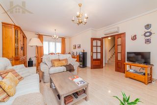 Maison jumelée à Las Aves. Chalet adosado en venta en calle mateo romero