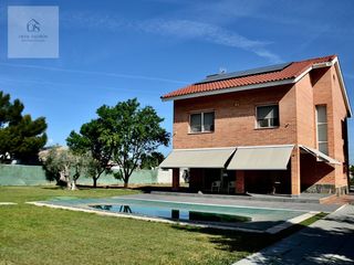 Casa  Calle contreras. Exclusiva casa independiente con piscina y gran parcela en mejor