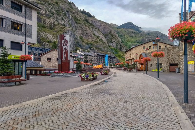 Foto aca6b8f6-c8f8-4f76-a5db-252735273775. Edifici a camí de la palanca 1 a Seu d´Urgell (La)