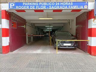 Motorradparkplatz in Carrer de Roger de Flor 200