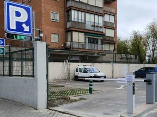 Miete Autoparkplatz in Calle de isidro fernández 2. Mejor plaza con videovigilancia 24h y entrada cómoda en fuencarr