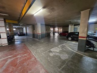 Lloguer Aparcament cotxe a Carrer d'almeria 26. Amplia plaza para coche con vigilancia 24h y entrada cómoda en s