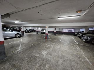 Location Parking voiture à Carrer d'aragó 80. Amplia plaza para coche con vigilancia 24h y entrada cómoda en