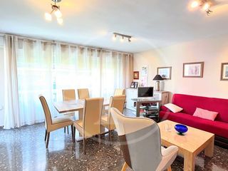 Pis  Calle francisco sempere. Amplia vivienda de 4 dormitorios con balcón y vistas al mercado