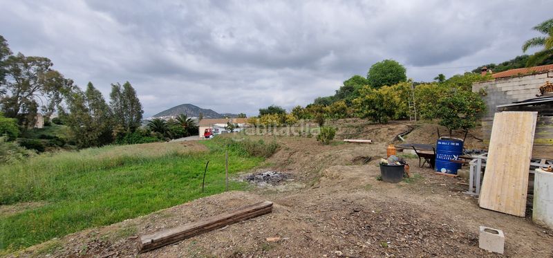 Foto a84f6dbb-8a73-46ee-8420-75700c1790e2. Masia amb xemeneia aparcament a Coín