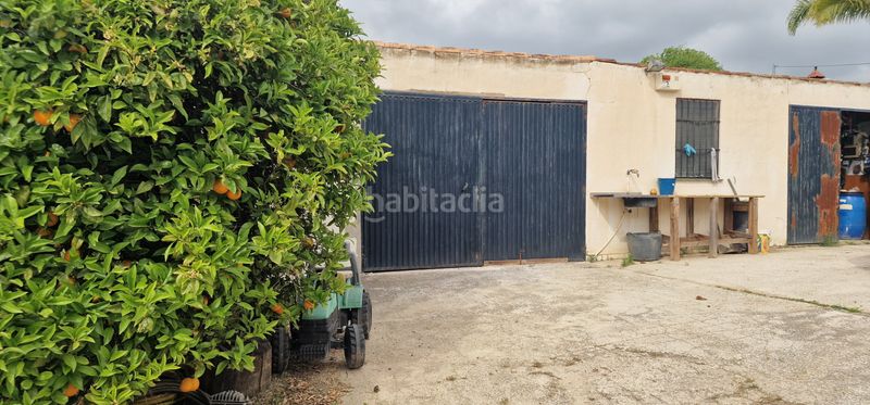 Foto e6b8b306-8537-43f0-81eb-bf5b1c154447. Masia amb xemeneia aparcament a Coín