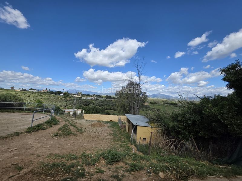 Foto 15cd6efc-bf4c-4a84-a72f-3d473628435f. Masia amb xemeneia aparcament a Cártama pueblo Cártama