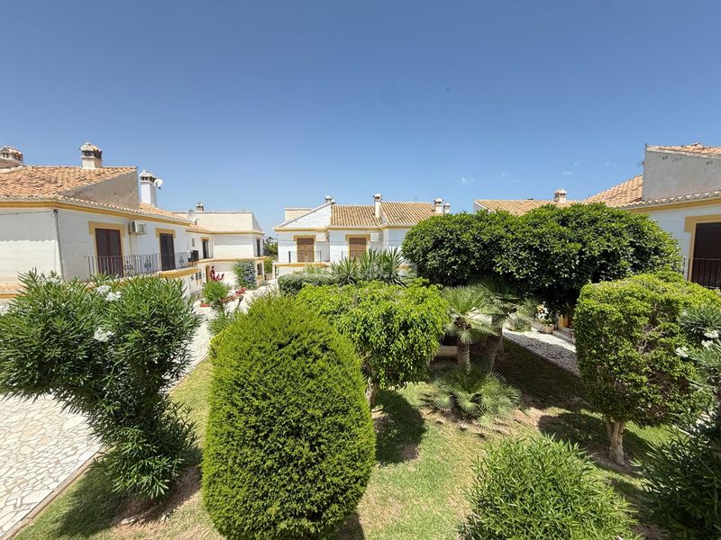 Foto 4d8269e7-1425-464e-b57e-d5314ca38652. Casa adossada amb piscina a Las Marinas - Pueblo Laguna Vera