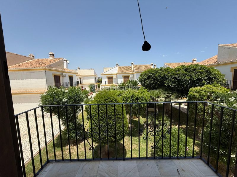 Foto cd4e560b-abf4-47b4-9c6c-47ac21235258. Casa adossada amb piscina a Las Marinas - Pueblo Laguna Vera