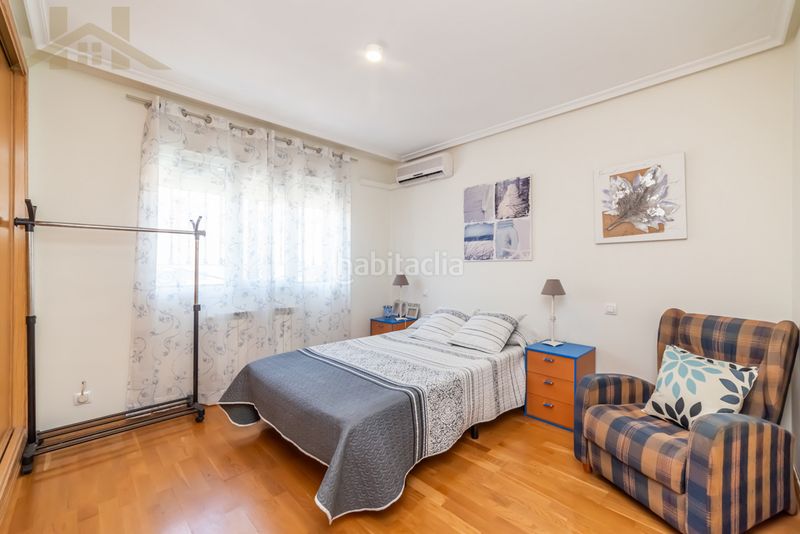 Foto b12bf696-8820-46ea-b1fb-99cce537ebe2. Casa aparellada amb xemeneia calefacció aparcament piscina a Rivas - Vaciamadrid