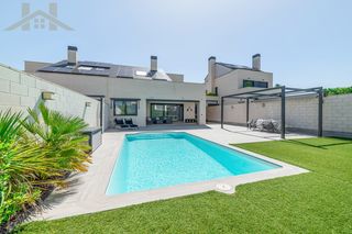 Towny house in Urbanizaciones. Fantastico chalet en urbanización privada