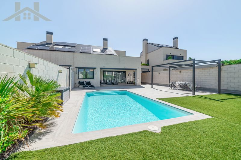 Foto 06a106b7-9b9b-4971-94f8-7b898a016885. Casa aparellada amb calefacció aparcament piscina a Rivas - Vaciamadrid
