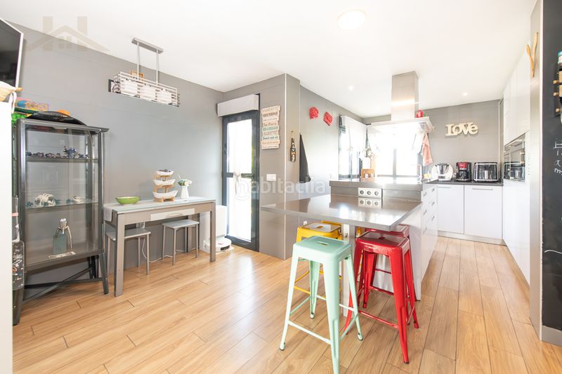 Foto 282e60fe-999b-44f8-9a61-2a75e2876b0e. Casa aparellada amb calefacció aparcament piscina a Arganda del Rey