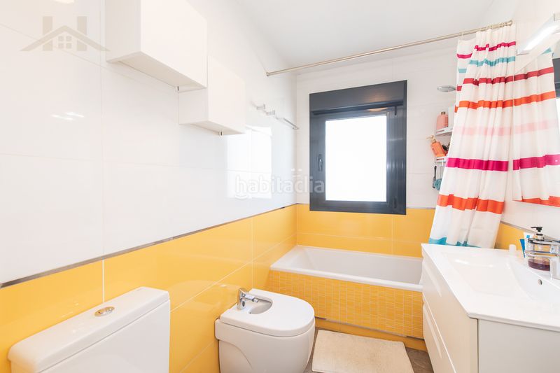 Foto 3379ea2a-f659-4d0d-aad9-c77347e0567b. Casa aparellada amb calefacció aparcament piscina a Arganda del Rey