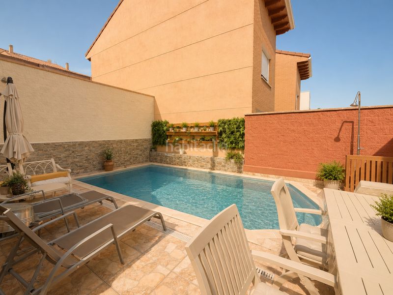 Foto 0b5cd8ce-81f0-4202-8391-5caec8f2a2be. Casa aparellada amb calefacció aparcament a Los Villares Arganda del Rey