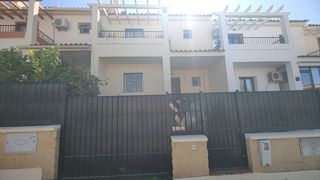 Casa adossada a Huétor Vega. Casa adosada en huetor vega los rebites con piscina comunitaria