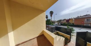 Casa adossada en Avenida ingeniero santa cruz 94. Casa adosada en huetor vega los rebites con piscina comunitaria