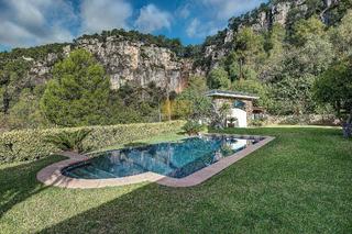 Casa a Vallirana. Chalet de 400 m2  con piscina desbordante y vistas panoramicas.