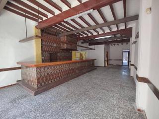 Local commercial à Nord. Local de uso comercial y para viviendas