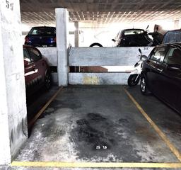 Aparcament cotxe a La Geltrú-Sant Jordi. Plaza de parking en el centro