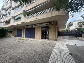 Alquiler Local Comercial en Carrer de les sínies 7. Local esquinero en el centro de salou
