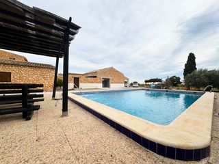 Mas�a  Lugar casas del guardia. Villa reformada con m�s de 10.000 m� de terreno