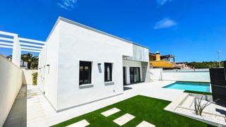 Xalet  Calle lentisco. �sue�as con una vida rodeada de naturaleza, con el mar a tus pie