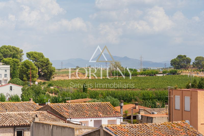 Foto bfb07821-9dd9-4b1d-8cf4-28fc0ba230b5. Casa amb aparcament a Nulles