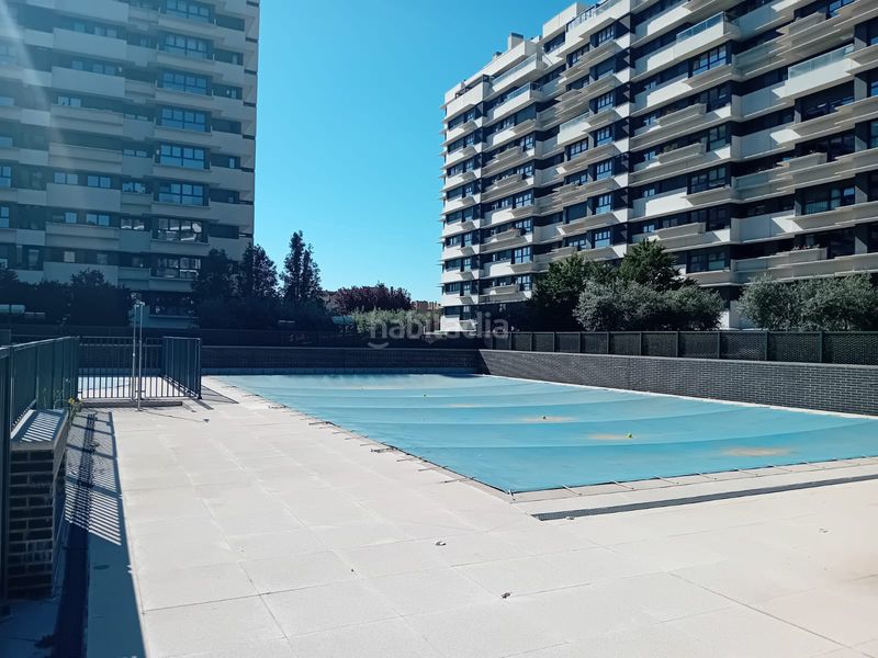Foto b0dc4657-31a9-49a2-ba77-23fe87fd3187. Pis amb calefacció aparcament piscina a Almendrales Madrid