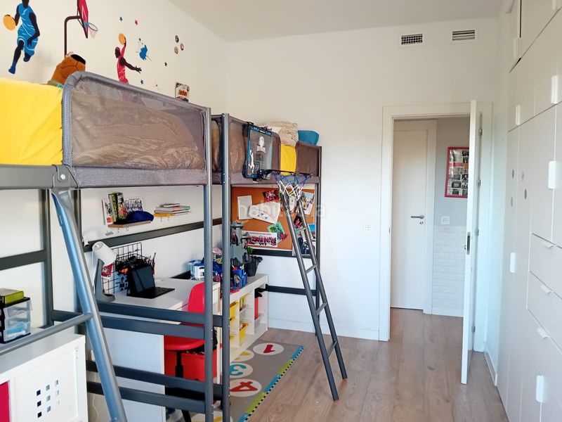 Foto e7bba7db-1ee8-4996-b26b-9b75cadc458e. Pis amb calefacció aparcament piscina a Almendrales Madrid