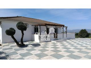 House  Calle urbanización de los tablazos. Chalet con piscina y garaje en moraleda de zafayona para entrar