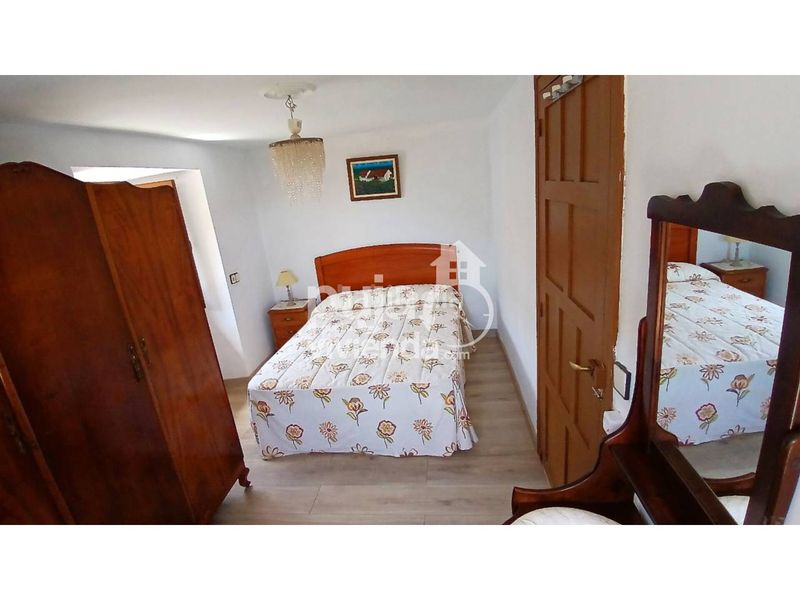 Foto c26a7f26-5b51-40d3-b338-d9276bacf10c. Casa amb aparcament a Tineo