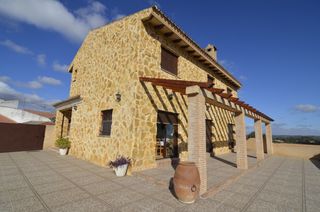 Chalet à Calle francisco delgado alonso 37. Se vende chalet en el madroño