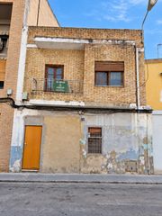 Casa adossada  Carrer maestro breton 161. Casa adosada ideal como inversion o como proyecto familiar