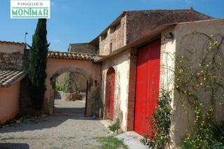 Country house in Pontils. En venta masía con 1.000 ha. de terreno en venta.