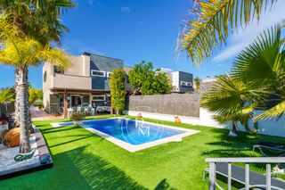 Casa aparellada a Roda de Barà. Casa pareada con gran parcela y espacios exteriores excepcionale