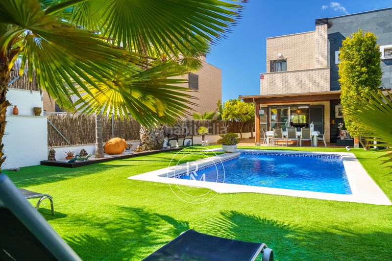 Foto c2f377be-a47c-4739-9f77-d7e8564d3a1a. Casa aparellada amb xemeneia calefacció aparcament piscina a Roda de Barà