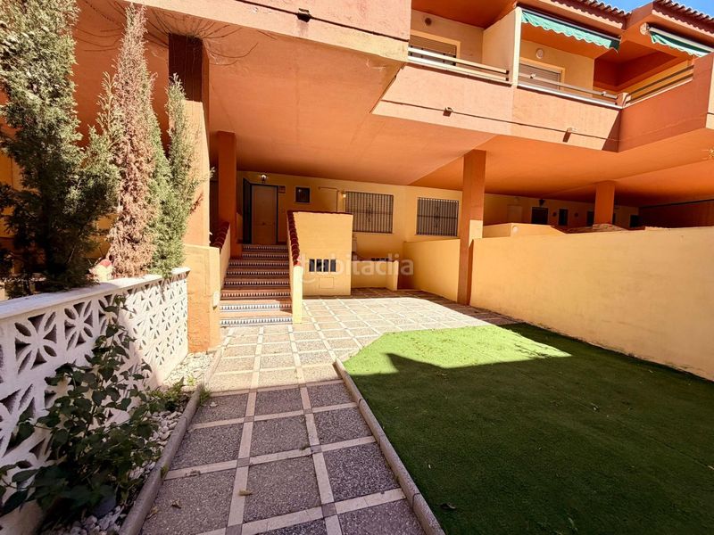 Foto f74cca79-db00-4321-b25c-11c402c711ff. Xalet amb aparcament piscina a Salobreña costa Salobreña